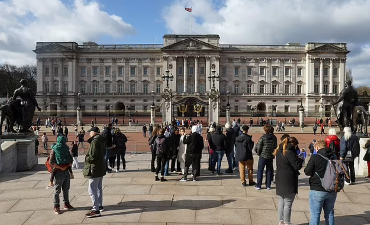 Người dân lo lắng, tập trung bên ngoài Cung điện Buckingham sau thông báo Công nương Kate mắc ung thư Ảnh 4