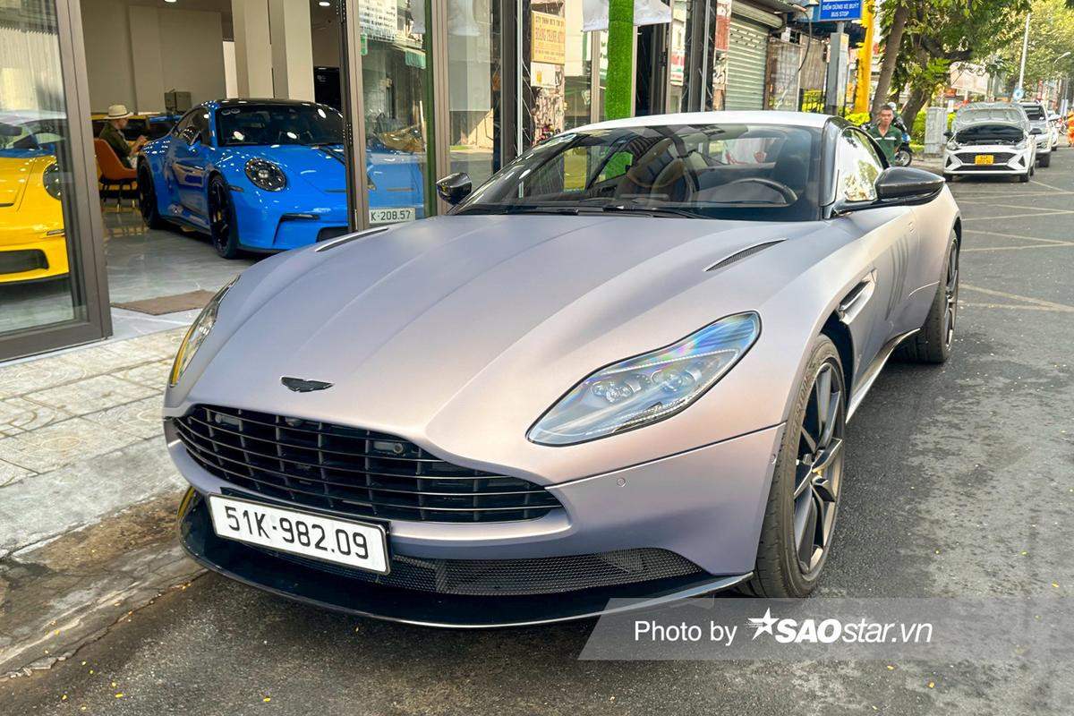 Ông Đặng Lê Nguyên Vũ cầm lái Aston Martin DB11 giá 15 tỷ đồng dạo phố Ảnh 1