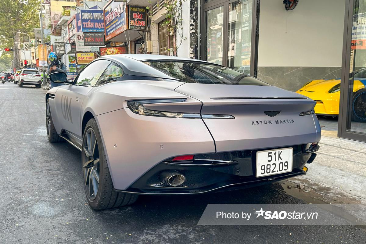 Ông Đặng Lê Nguyên Vũ cầm lái Aston Martin DB11 giá 15 tỷ đồng dạo phố Ảnh 3