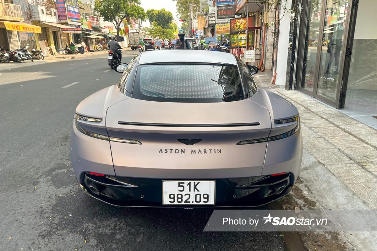 Ông Đặng Lê Nguyên Vũ cầm lái Aston Martin DB11 giá 15 tỷ đồng dạo phố Ảnh 7