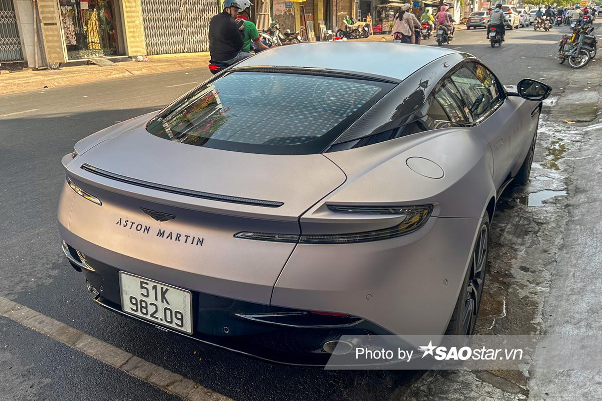 Ông Đặng Lê Nguyên Vũ cầm lái Aston Martin DB11 giá 15 tỷ đồng dạo phố Ảnh 6