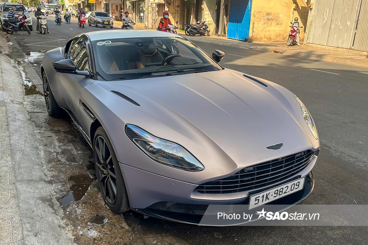 Ông Đặng Lê Nguyên Vũ cầm lái Aston Martin DB11 giá 15 tỷ đồng dạo phố Ảnh 4