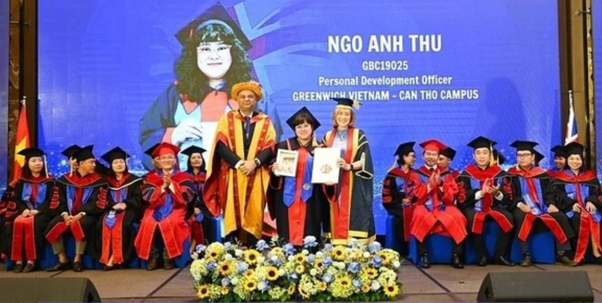 Xúc động câu chuyện đằng sau nữ sinh cầm di ảnh mẹ lên nhận bằng tốt nghiệp Ảnh 1