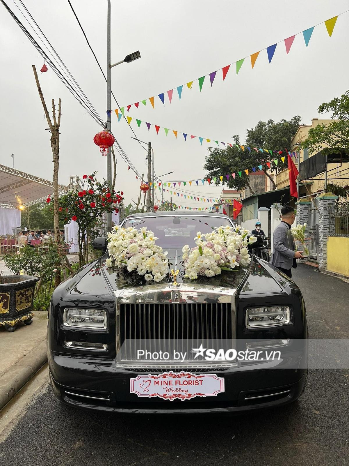 Xe đón dâu của Quang Hải là chiếc Rolls-Royce