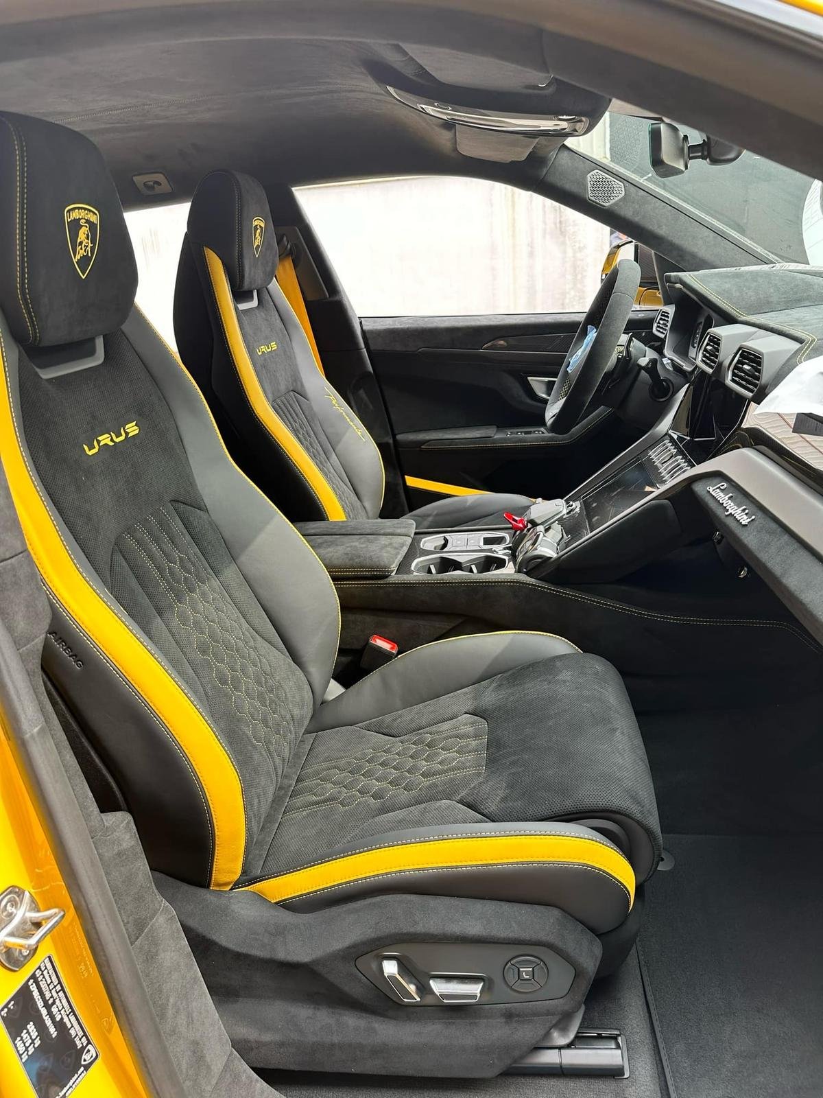 Vợ chồng Đoàn Di Băng tậu Lamborghini Urus Performante giá 16 tỷ, màn nhận xe không thể nào hài hước hơn Ảnh 2