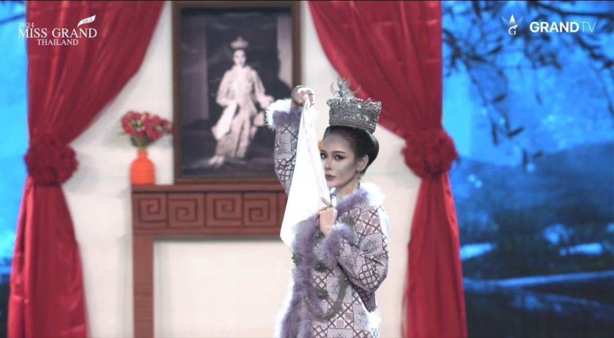 Rùng rợn với trang phục dân tộc Miss Grand Thailand, thiết kế 'Bàn Thờ' cũng chào thua Ảnh 5