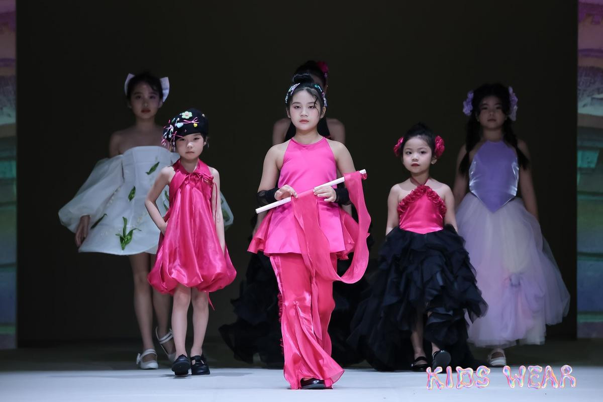 Mẫu Việt hóa 'đại sứ văn hóa' tại Shanghai Fashion Week AW24 Ảnh 3