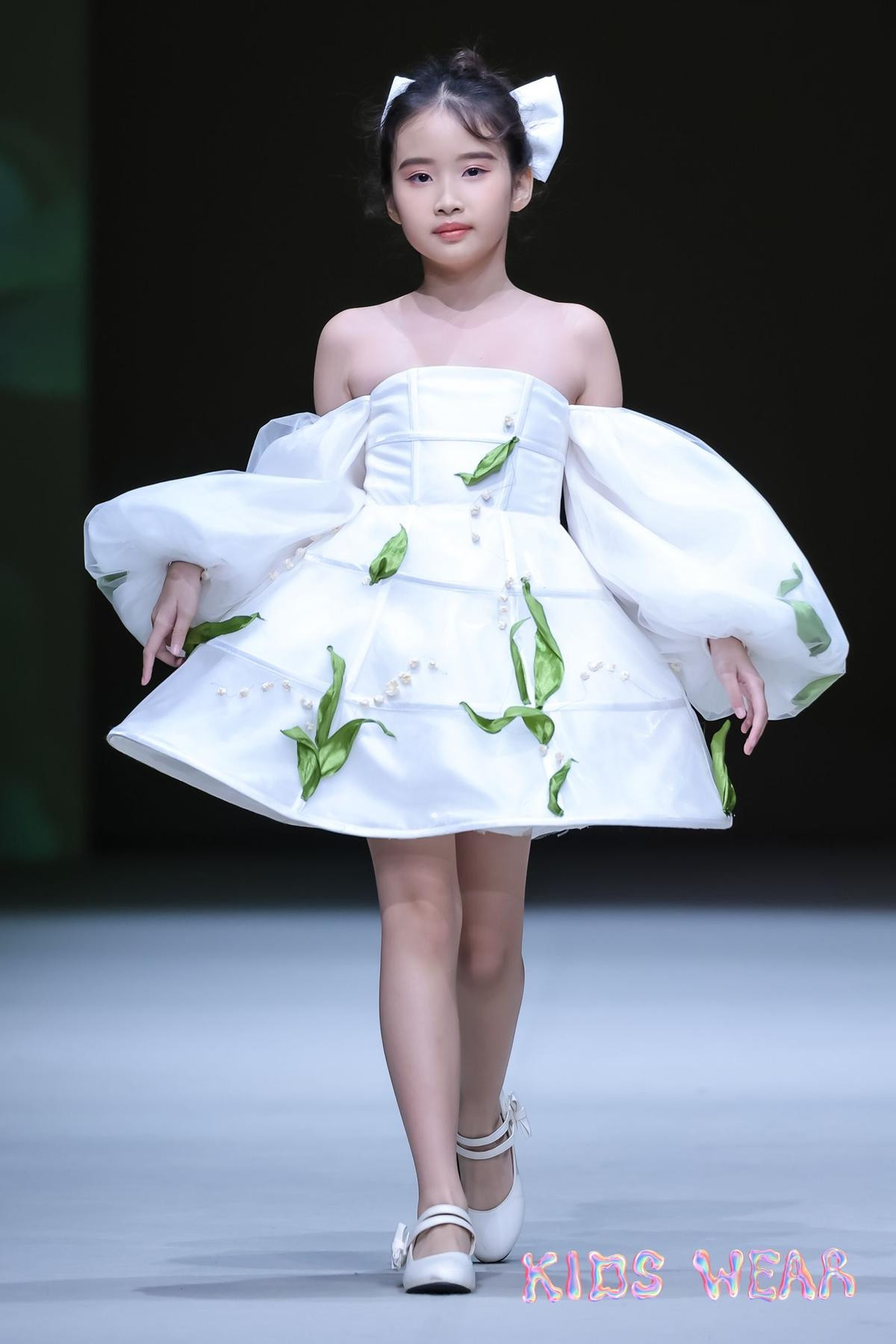 Mẫu Việt hóa 'đại sứ văn hóa' tại Shanghai Fashion Week AW24 Ảnh 1