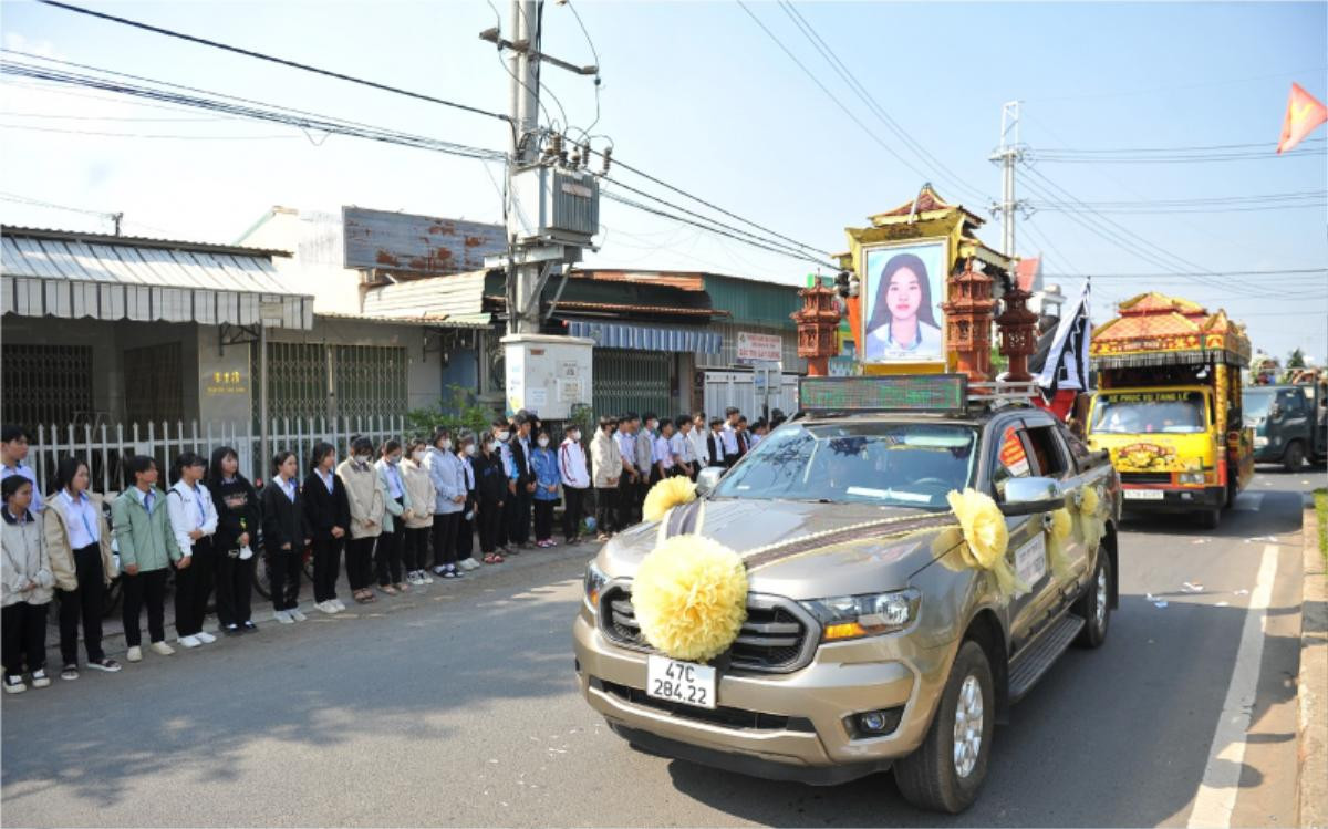 Nghẹn ngào khoảnh khắc hàng trăm học sinh xếp hàng tiễn biệt 2 bạn nhỏ tử nạn trên đường làm thiện nguyện Ảnh 2