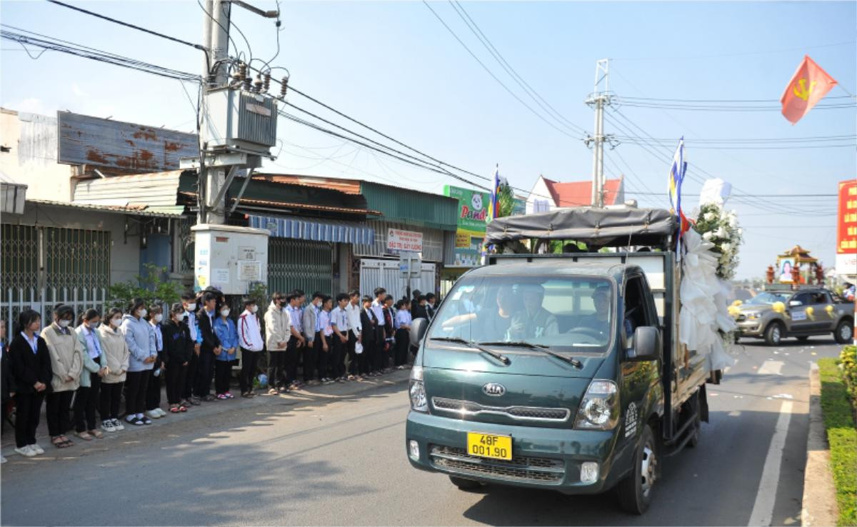 Nghẹn ngào khoảnh khắc hàng trăm học sinh xếp hàng tiễn biệt 2 bạn nhỏ tử nạn trên đường làm thiện nguyện Ảnh 3