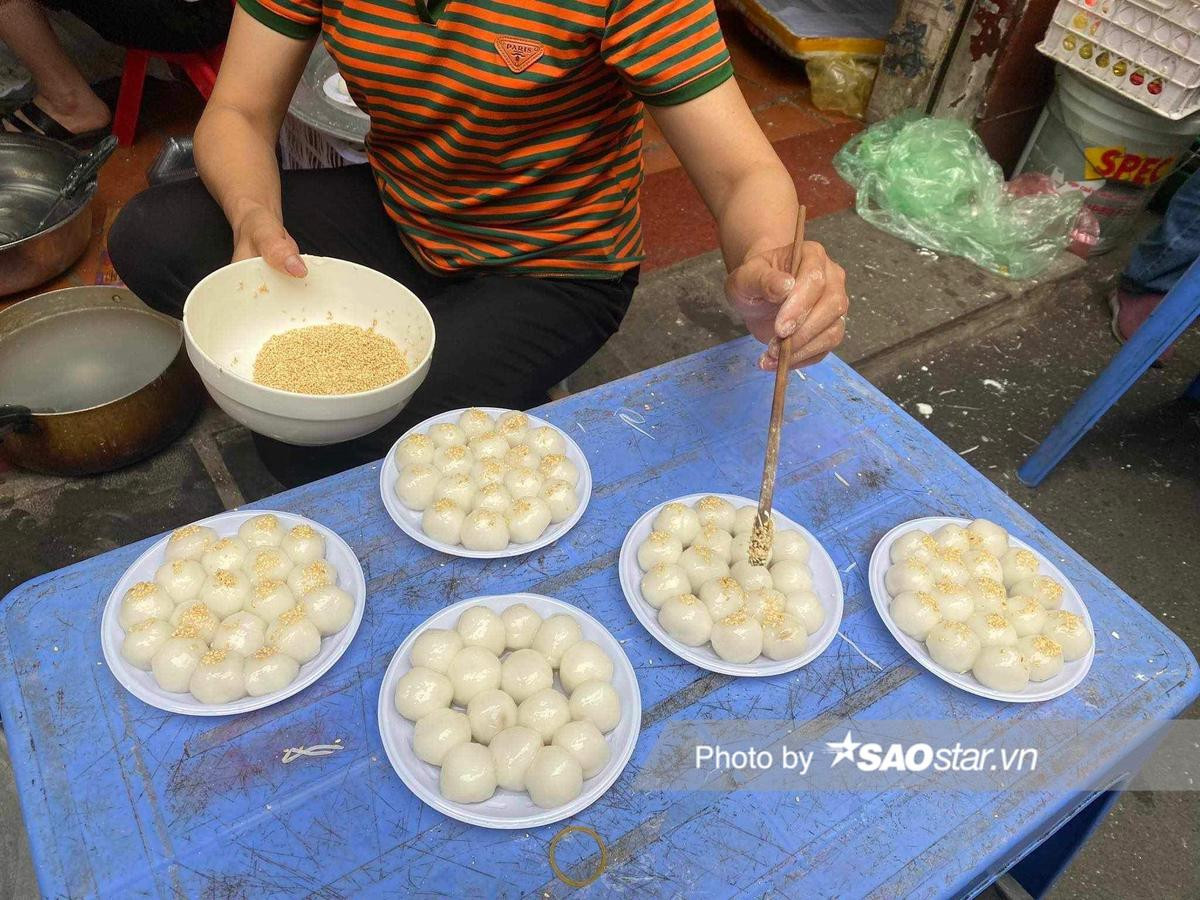 Tết Hàn thực, người Hà Nội dậy từ sáng sớm đi mua bánh trôi, bánh chay dâng cúng tổ tiên Ảnh 6