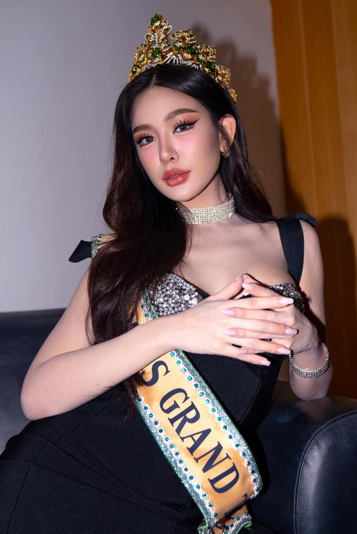 Thời trang thảm họa của tân Miss Grand Thailand khi mới bắt đầu nhiệm kỳ Ảnh 1