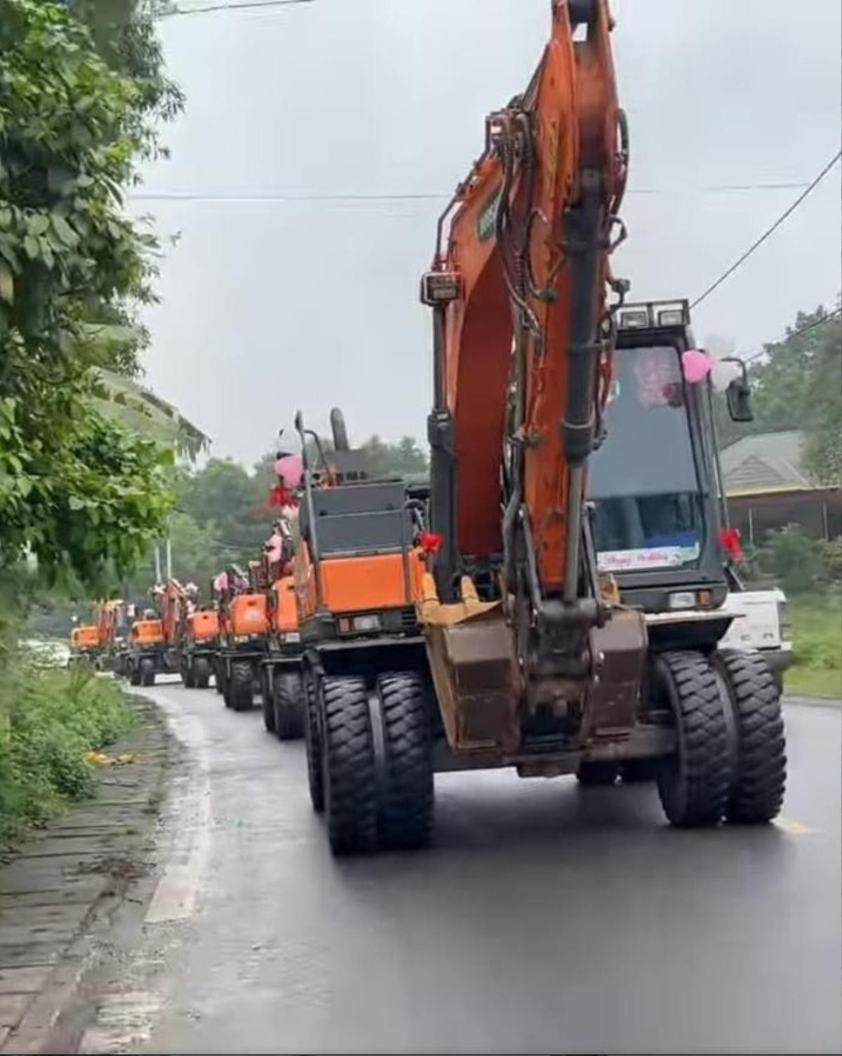 Đi rước dâu với dàn phương tiện 'khủng', chú rể khiến nhà gái ngỡ ngàng, bố vợ cũng giật mình Ảnh 2