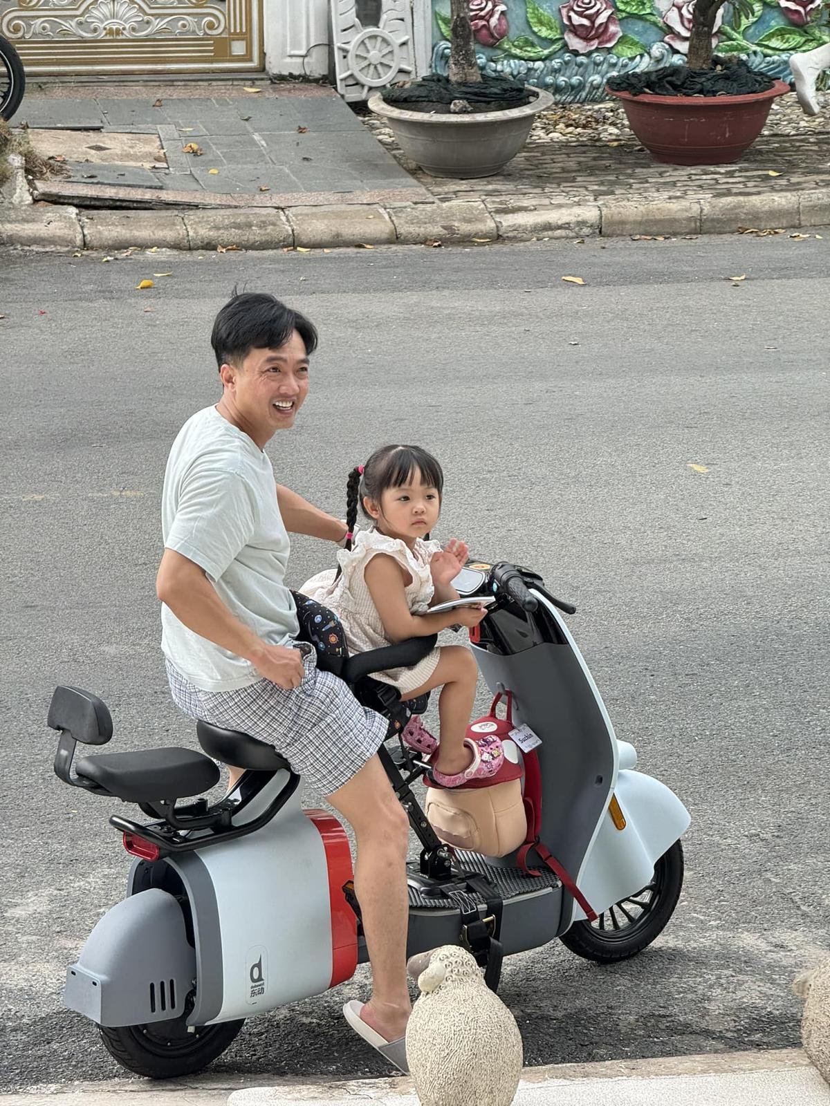 Có thể là hình ảnh về 1 người, xe môtô và xe scooter