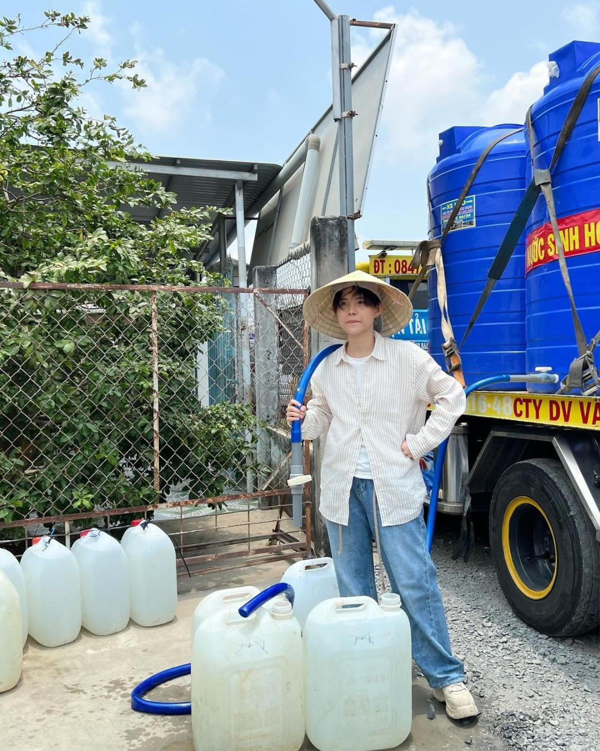 Vũ Cát Tường dùng trang phục biểu diễn đổi lấy nước sạch Ảnh 1