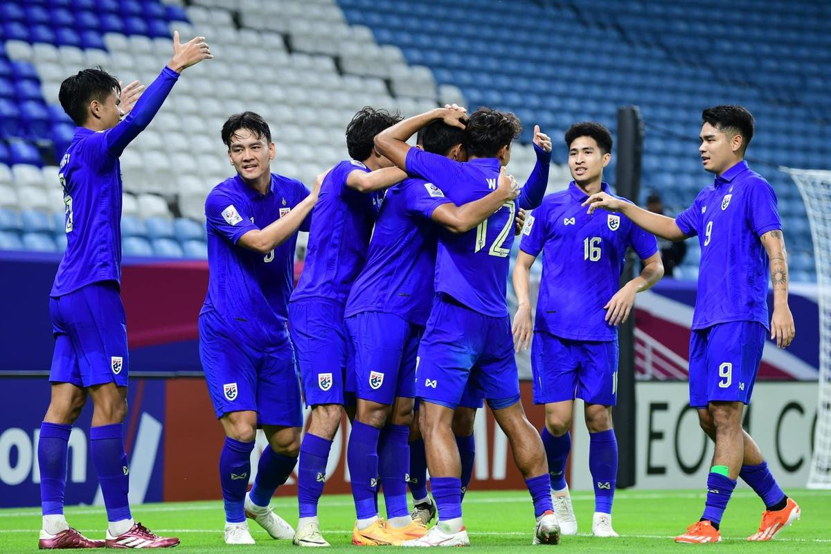 U23 Thái Lan thắng dễ Iraq: Xứng danh 'anh cả' ĐNÁ! Ảnh 2