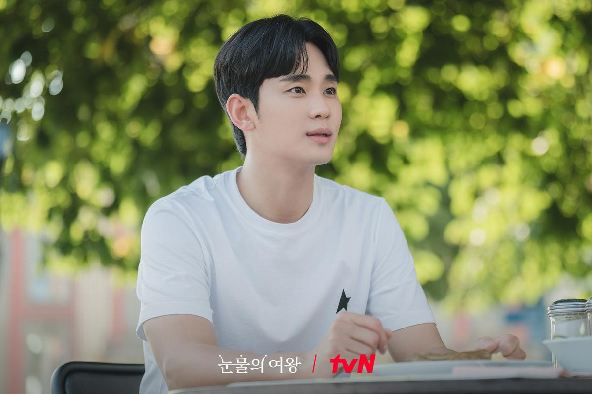 Kim Soo Hyun lần đầu làm điều này sau 10 năm, có liên quan gì đến Kim Ji Won mà dân tình hú hét? Ảnh 1