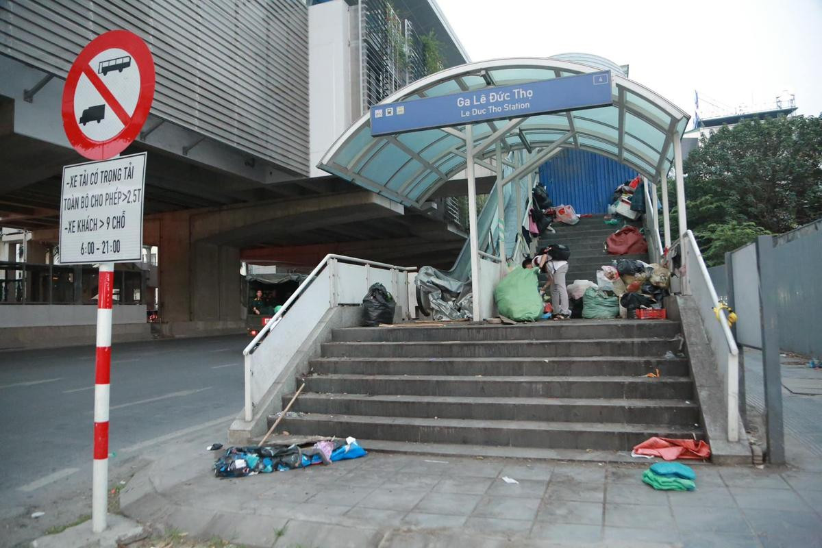 Metro Nhổn - Ga Hà Nội: Rác thải ngập lối đi, bốc mùi hôi nồng nặc dù chưa đi vào hoạt động Ảnh 3