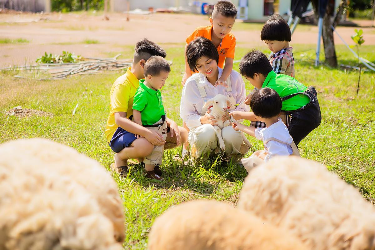 Hoa hậu Việt bán biệt thự 100 tỷ về quê làm nông nay đưa con trở lại Sài Gòn Ảnh 1