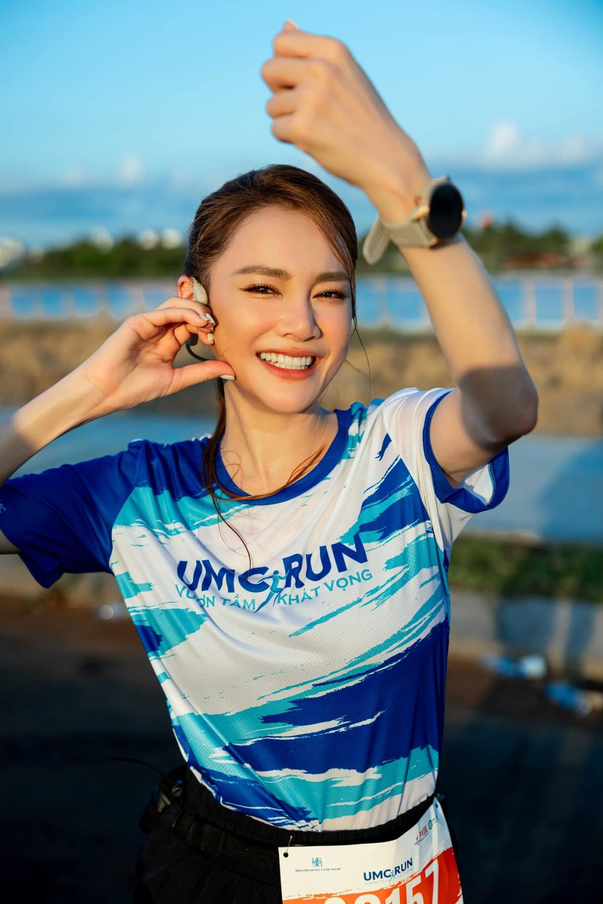 Có thể là hình ảnh về 1 người và văn bản cho biết 'UMGIRUN VOON TÂM yMε GARUN KHAT VỌNG UMC.RUN'