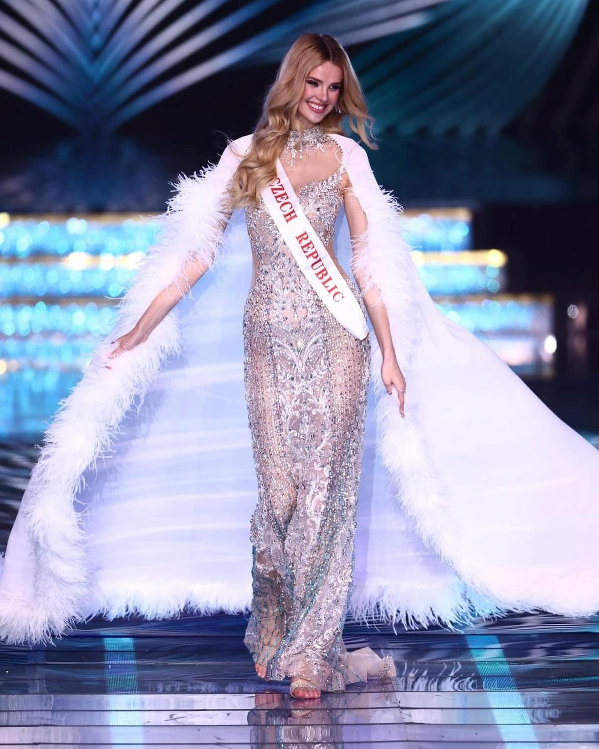 Chưa thi Miss World, Hoa hậu Ý Nhi đã được netizen đề xuất Evening Gown Ảnh 5