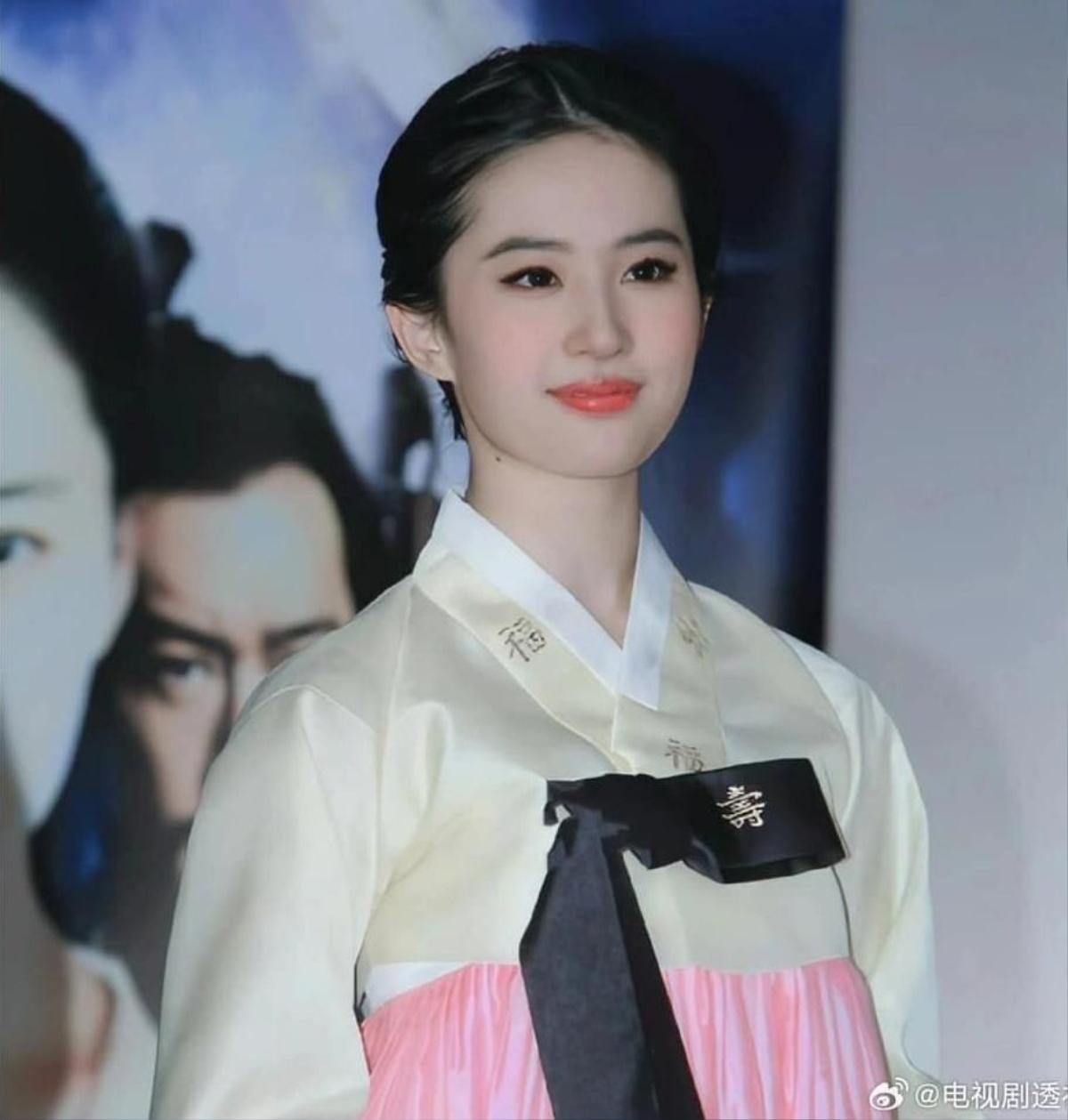 Bạn gái La Vân Hi diện Hanbok đỉnh thế nào mà được so với Lưu Diệc Phi – Song Hye Kyo? Ảnh 4