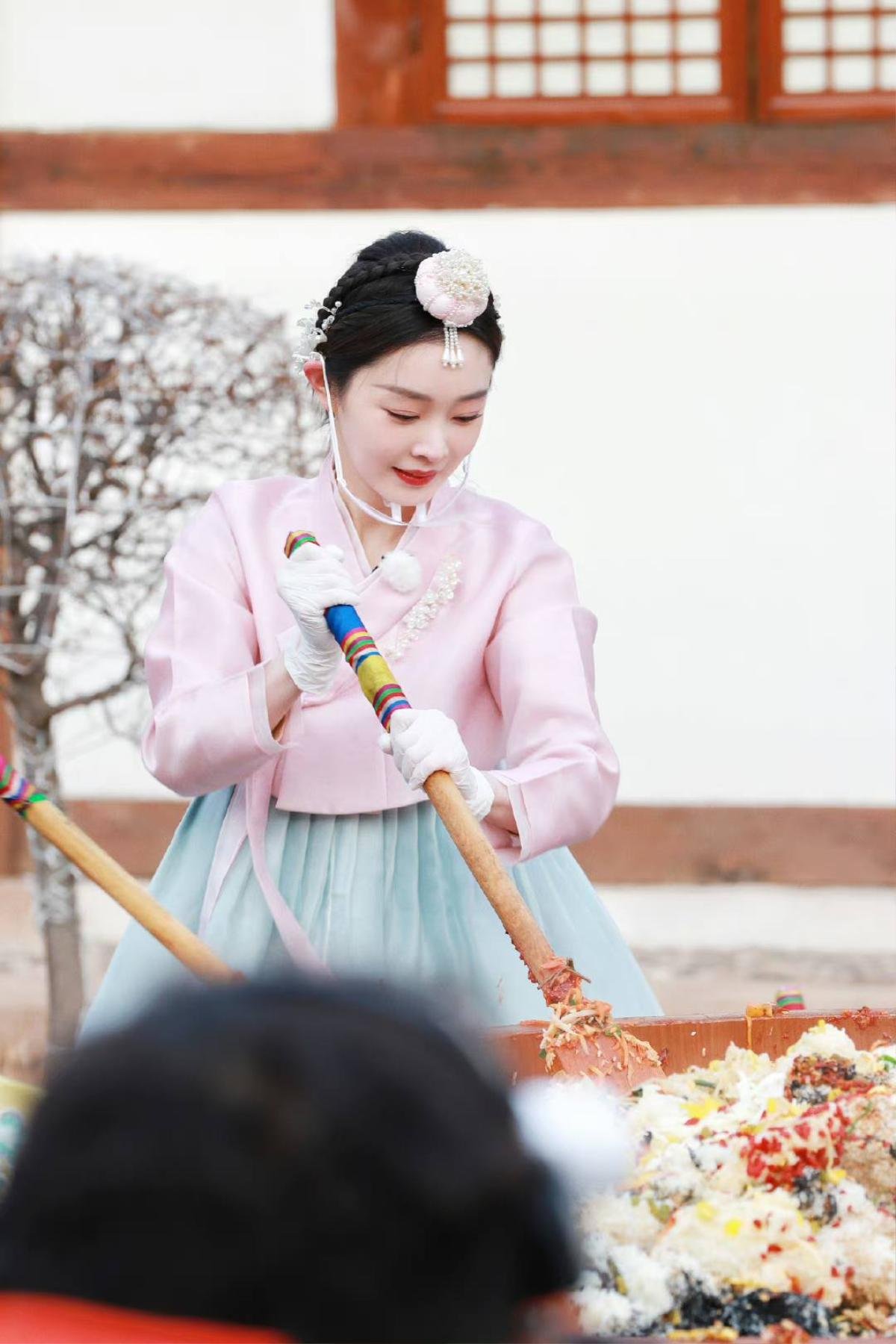 Bạn gái La Vân Hi diện Hanbok đỉnh thế nào mà được so với Lưu Diệc Phi – Song Hye Kyo? Ảnh 1