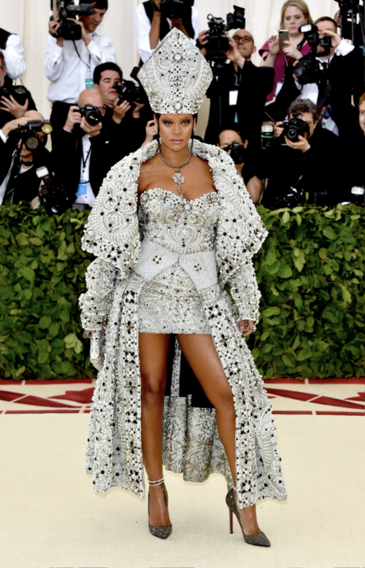 'Tắc kè hoa' Rihanna tại Met Gala Ảnh 3