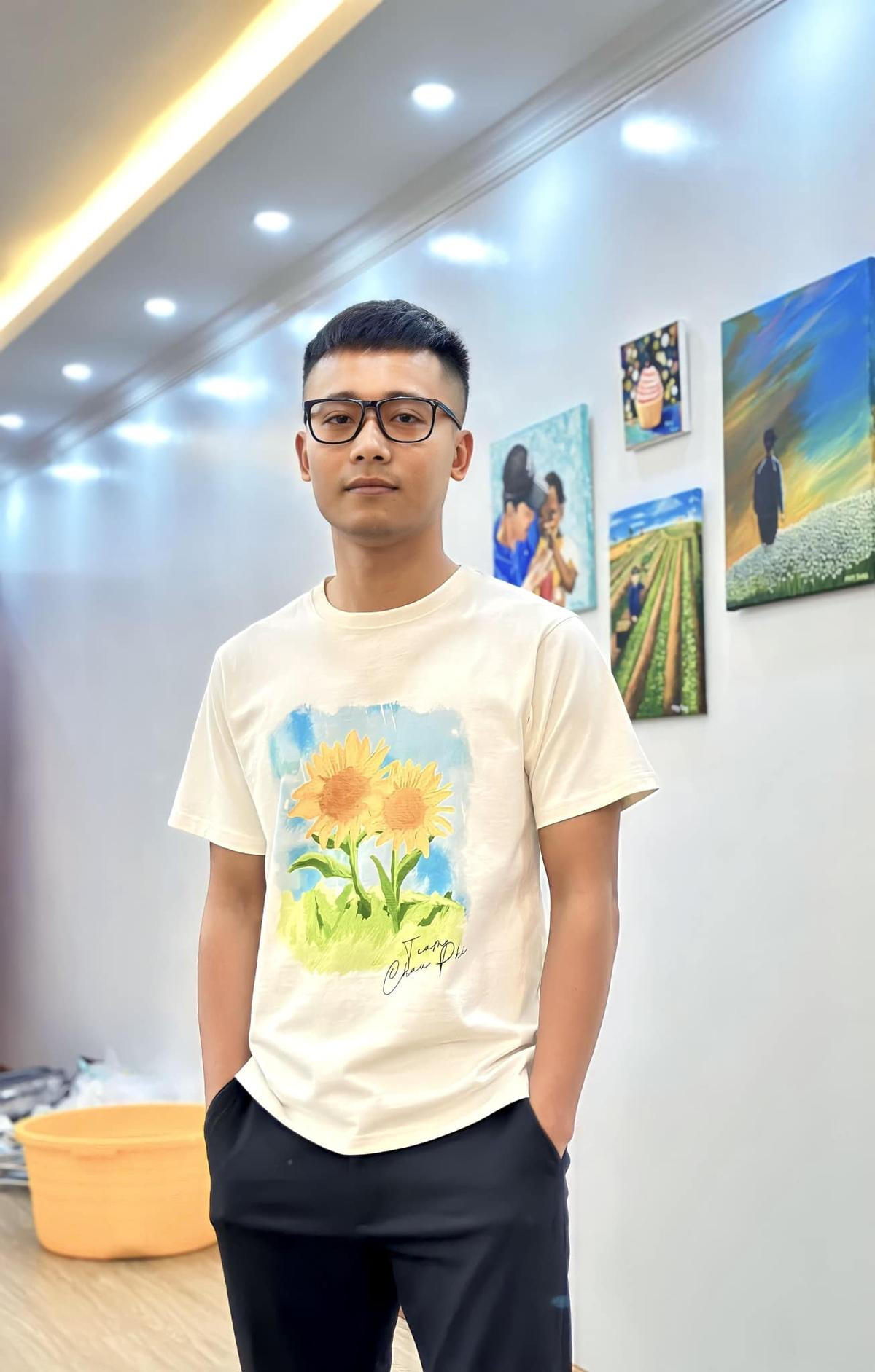 Sắc vóc Quang Linh Vlogs - Người được mong là 'bạn trai' Hoa hậu Thùy Tiên Ảnh 2