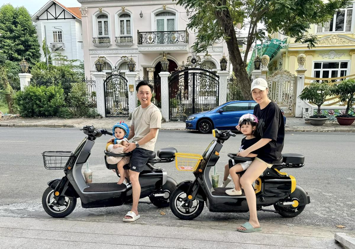 Có thể là hình ảnh về 3 người, xe segway, xe scooter, xe môtô và văn bản