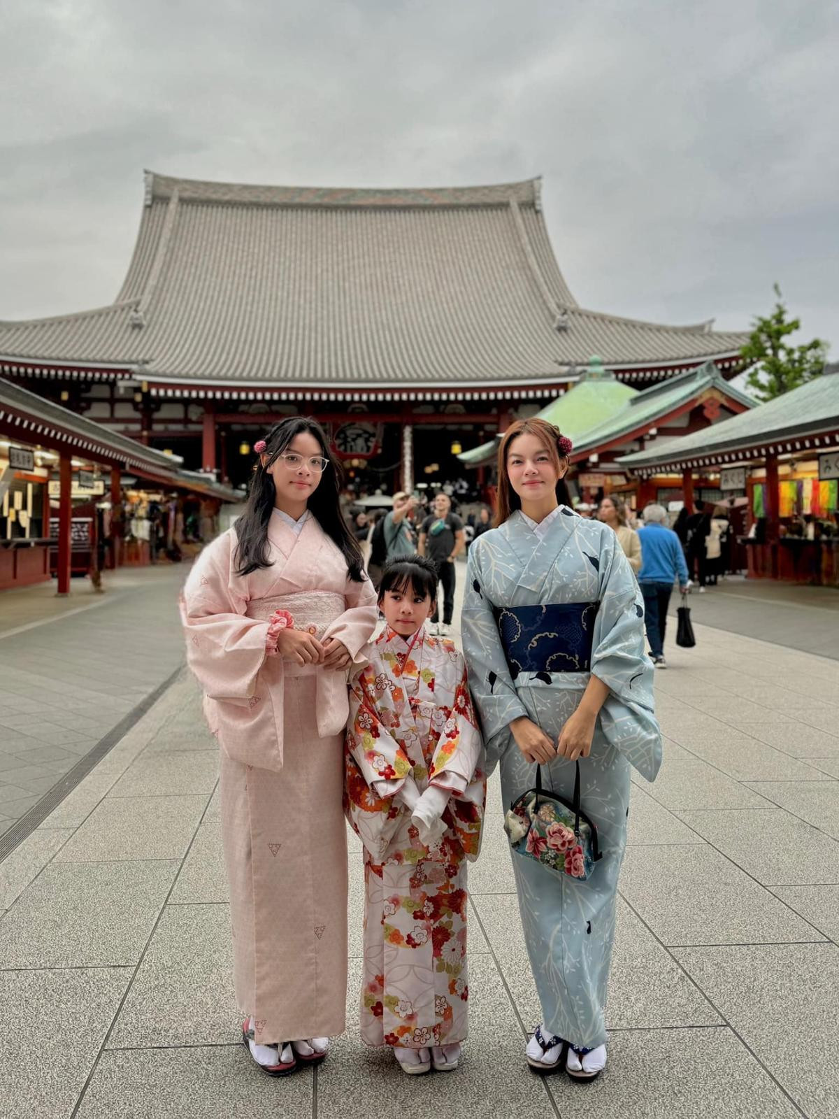 Có thể là hình ảnh về 6 người và Fushimi Inari Taisha