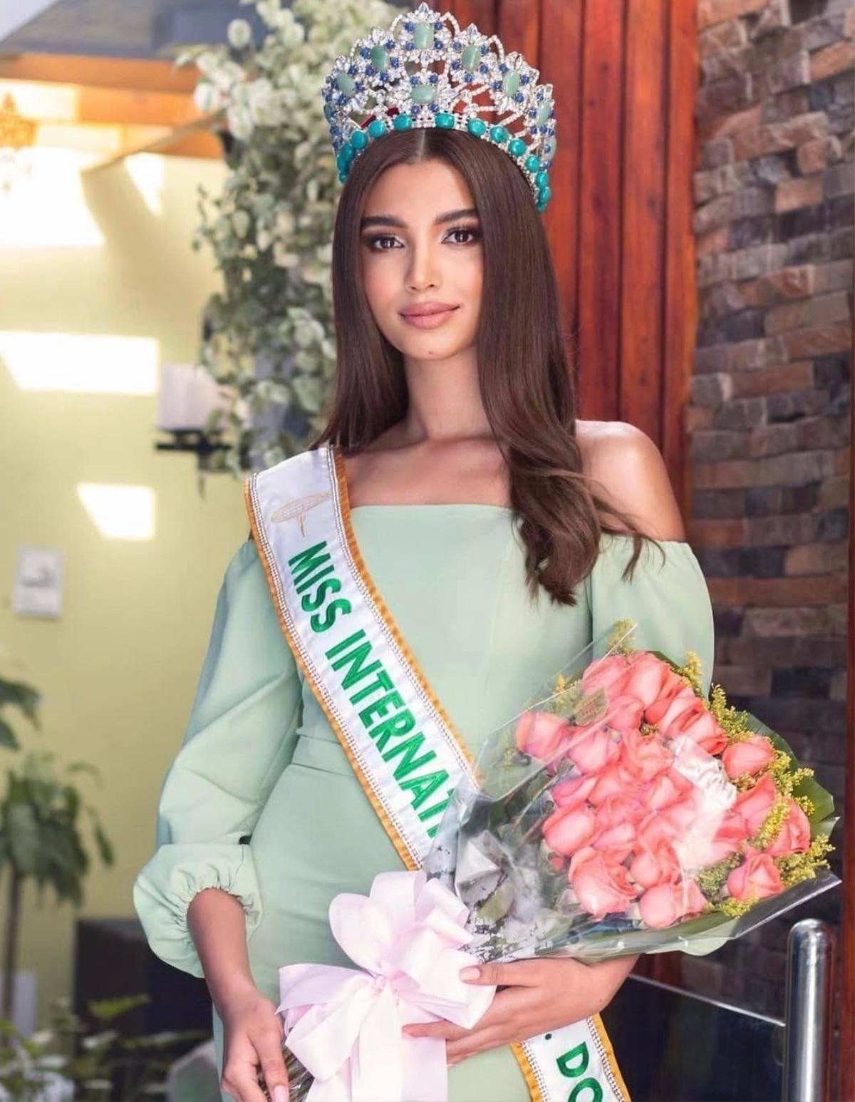 2 Á hậu Quốc tế đồng loạt từ bỏ danh hiệu để tìm kiếm tấm vé đến Miss Universe Ảnh 4