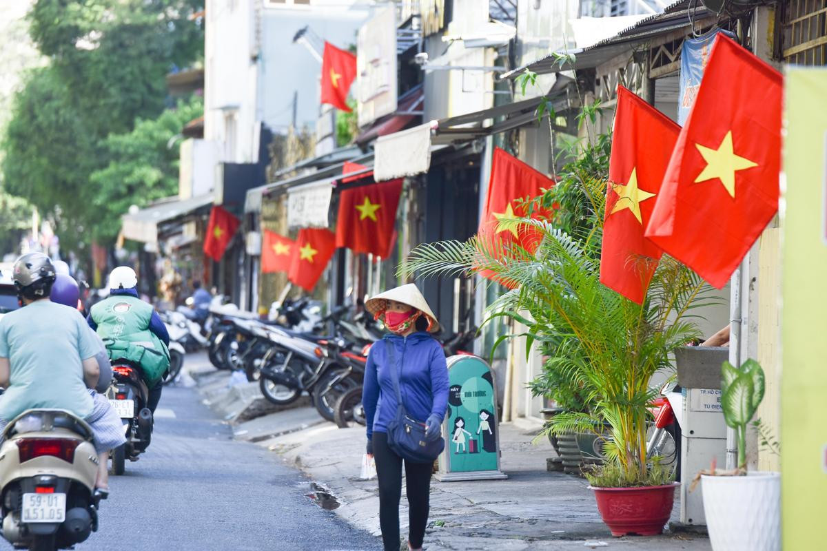 Đường phố Sài Gòn yên bình, nhuộm đỏ sắc cờ hoa trong ngày 30/4 Ảnh 2