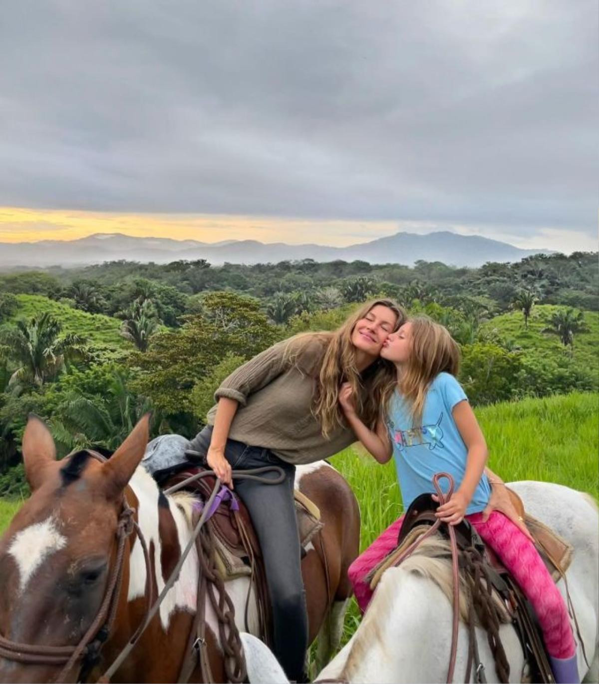 Gisele Bündchen và con gái chia sẻ thú vui cưỡi ngựa. Ảnh: Instagram Gisele Bündchen