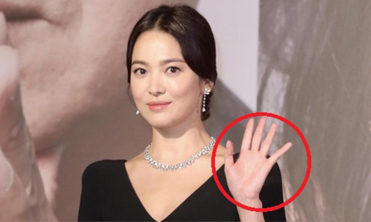 Song Hye Kyo từng không đeo nhẫn cưới, nắm chặt tay một mỹ nam khi vẫn còn là vợ Song Joong Ki Ảnh 3