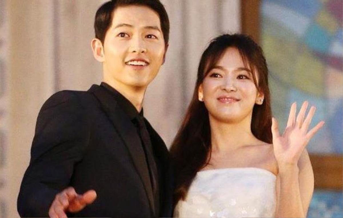 Song Hye Kyo từng không đeo nhẫn cưới, nắm chặt tay một mỹ nam khi vẫn còn là vợ Song Joong Ki Ảnh 1