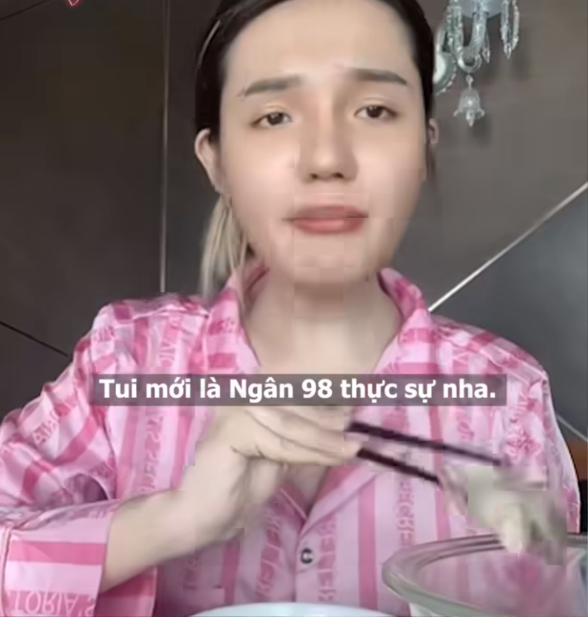 Em ruột chuyển giới của Ngân 98: Bản sao của chị gái, bắt chước từ cách mukbang đến ngoại hình Ảnh 4