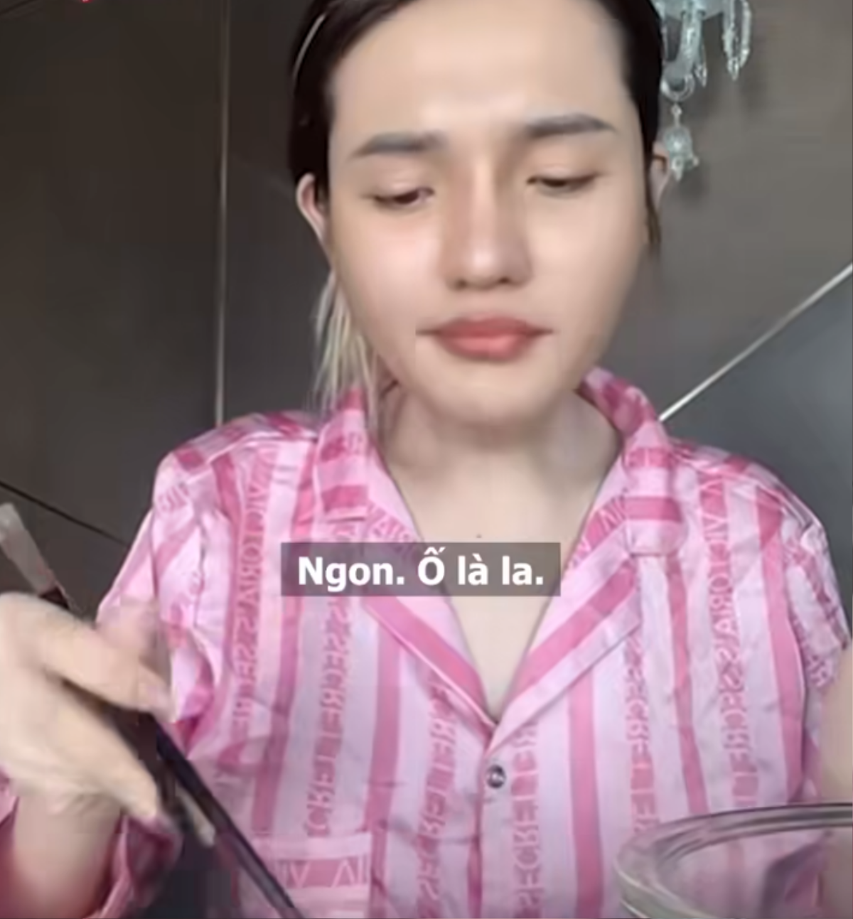 Em ruột chuyển giới của Ngân 98: Bản sao của chị gái, bắt chước từ cách mukbang đến ngoại hình Ảnh 3