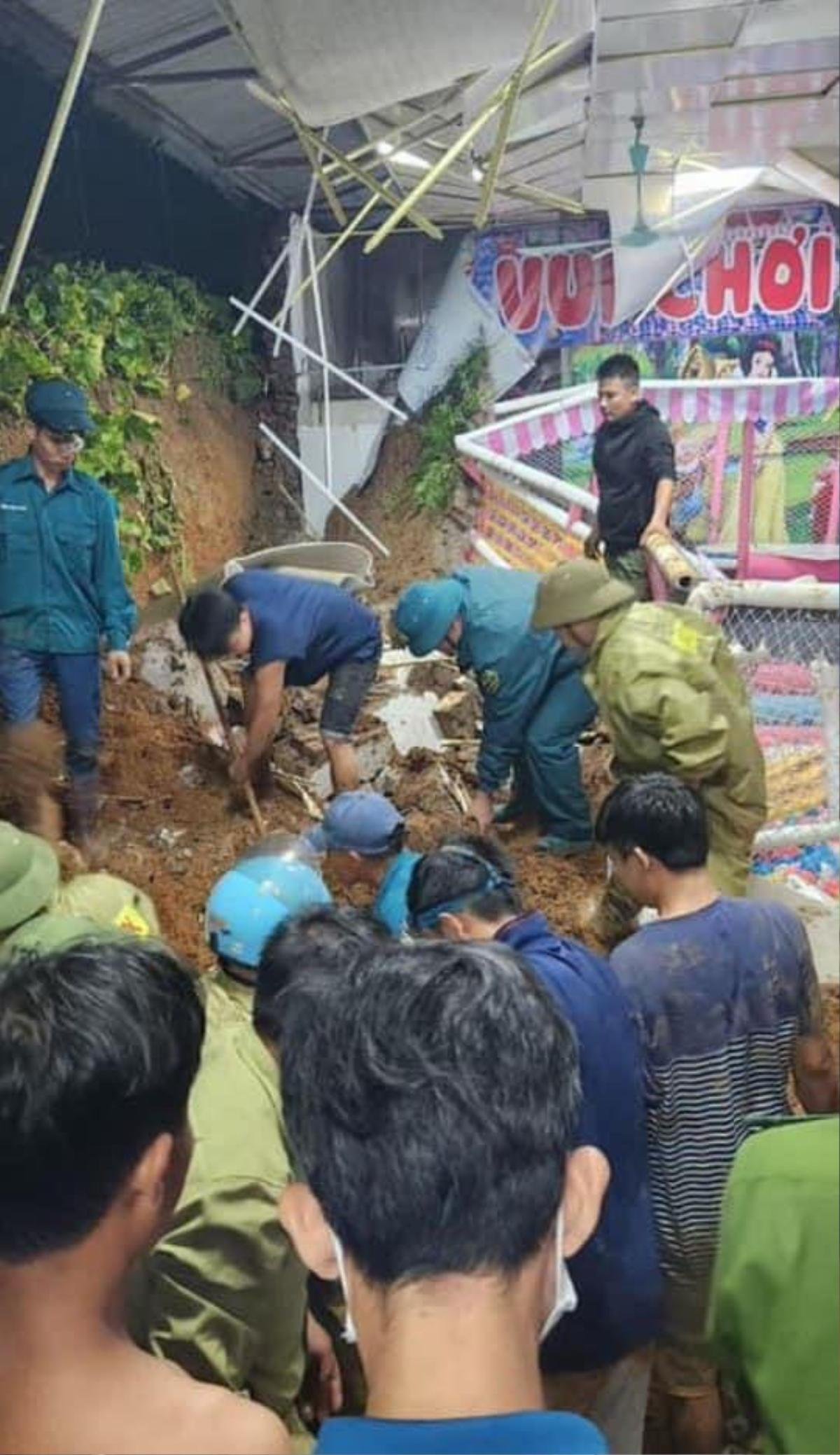 3 cháu bé tử vong thương tâm sau sập tường khu vui chơi vì mưa lớn ở Hà Nội Ảnh 1