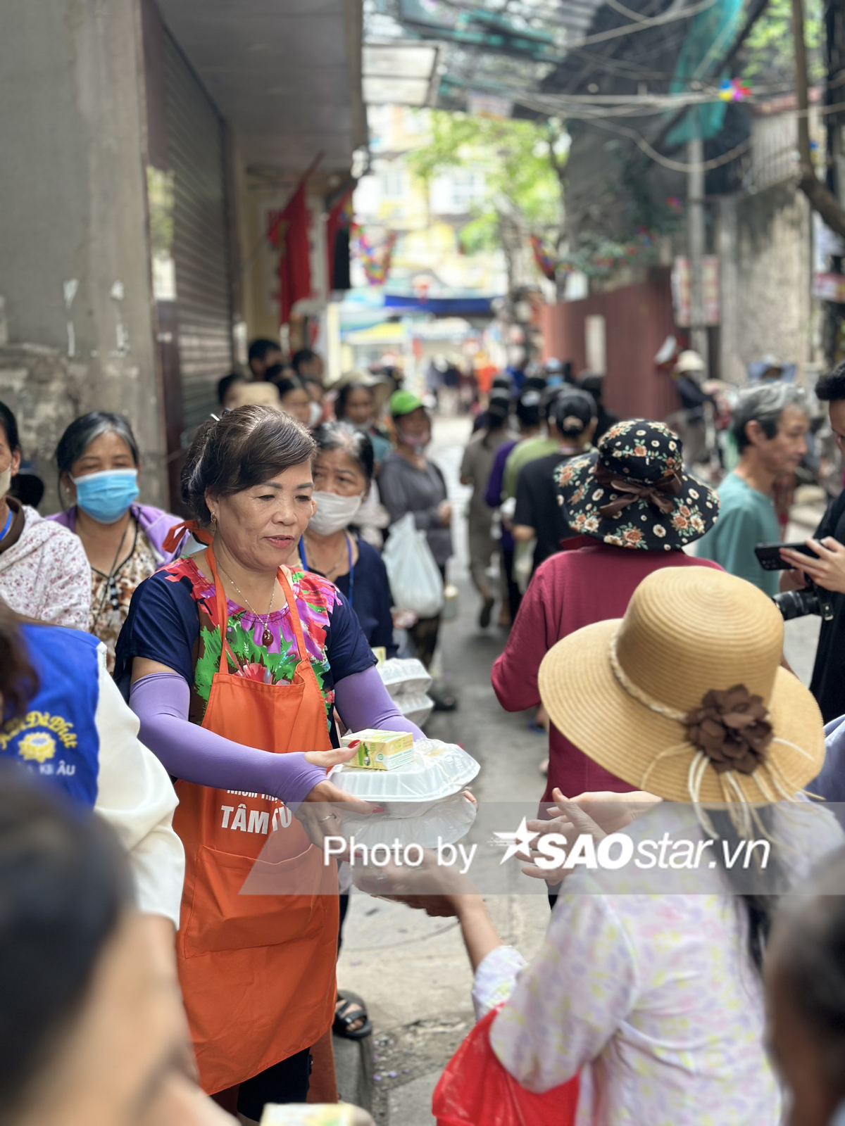 Chuyện về người 'giữ lửa' bếp ăn 0 đồng Bạch Mai - nơi bán suất cơm trả phí bằng nụ cười Ảnh 6