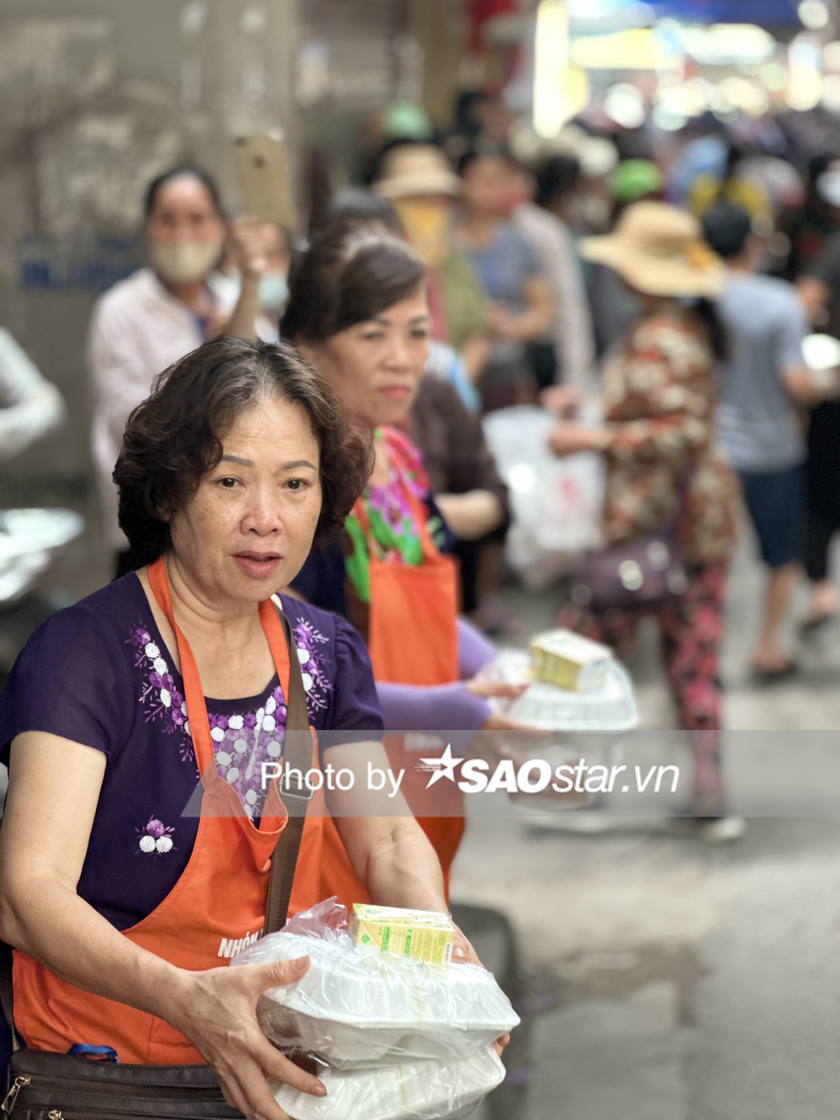 Chuyện về người 'giữ lửa' bếp ăn 0 đồng Bạch Mai - nơi bán suất cơm trả phí bằng nụ cười Ảnh 9