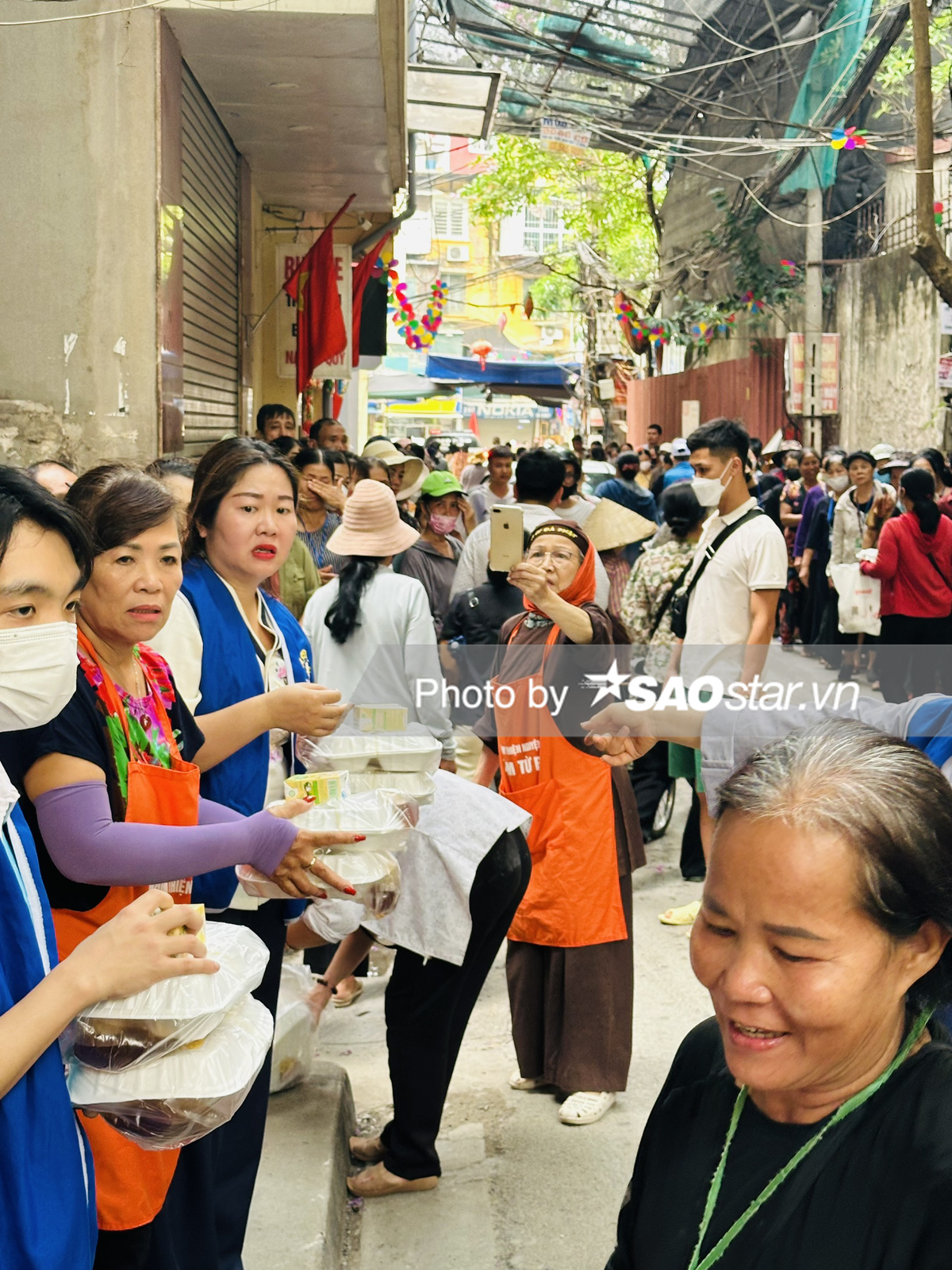 Chuyện về người 'giữ lửa' bếp ăn 0 đồng Bạch Mai - nơi bán suất cơm trả phí bằng nụ cười Ảnh 8