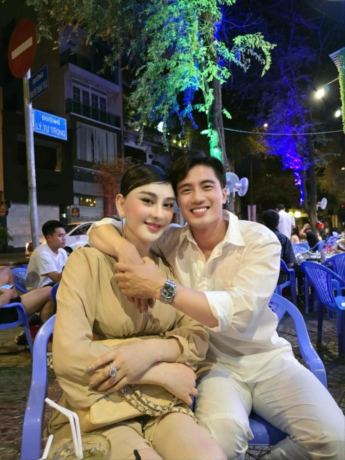 Showbiz 16/5: Rộ tin Ngọc Trinh bí mật làm đám cưới, Nam Em bật 'khóc như mưa' Ảnh 1