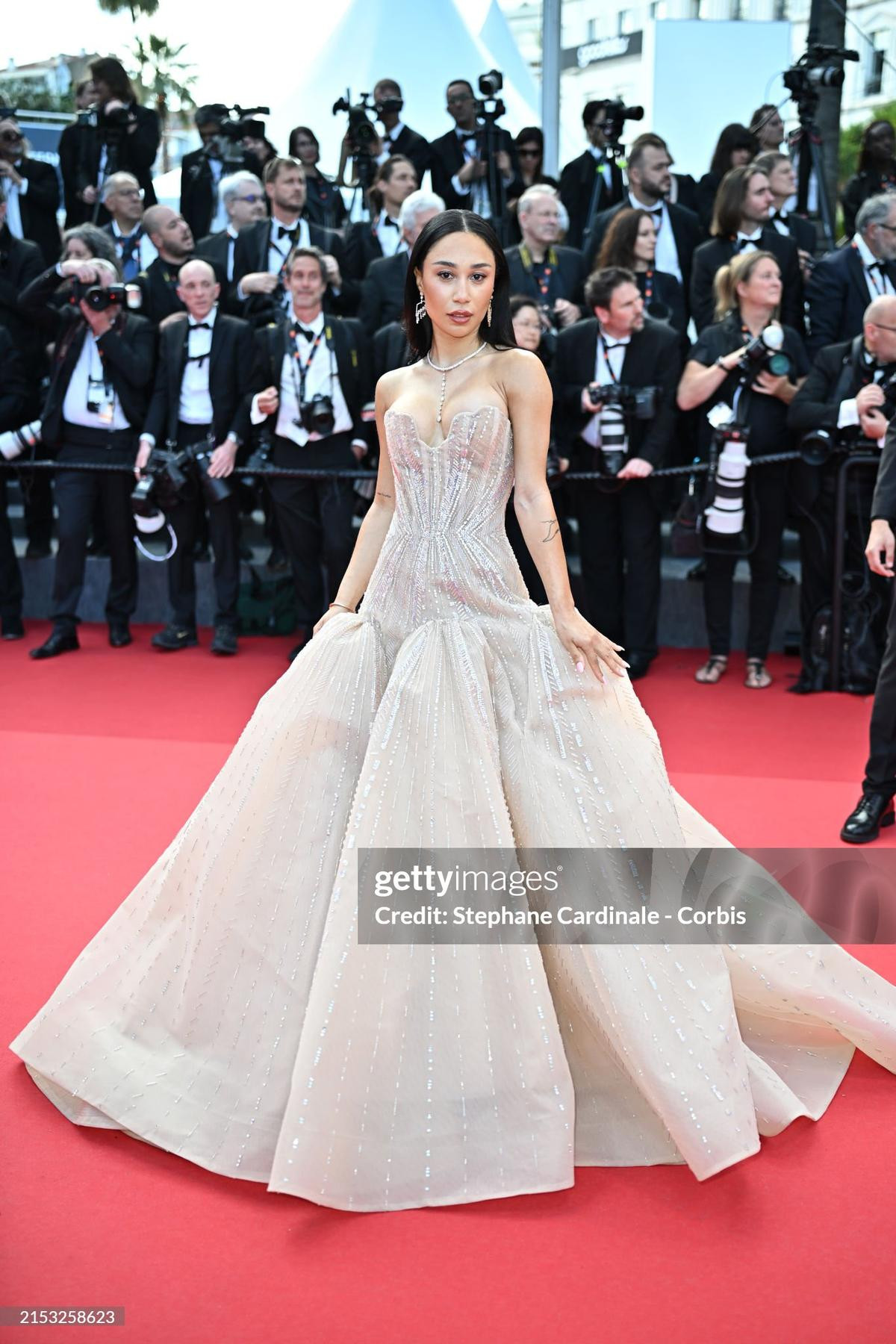 Thảm đỏ Cannes ngày 3: Chompoo Araya gây 'nhức mắt', cựu Miss World ấn tượng nhất Ảnh 6