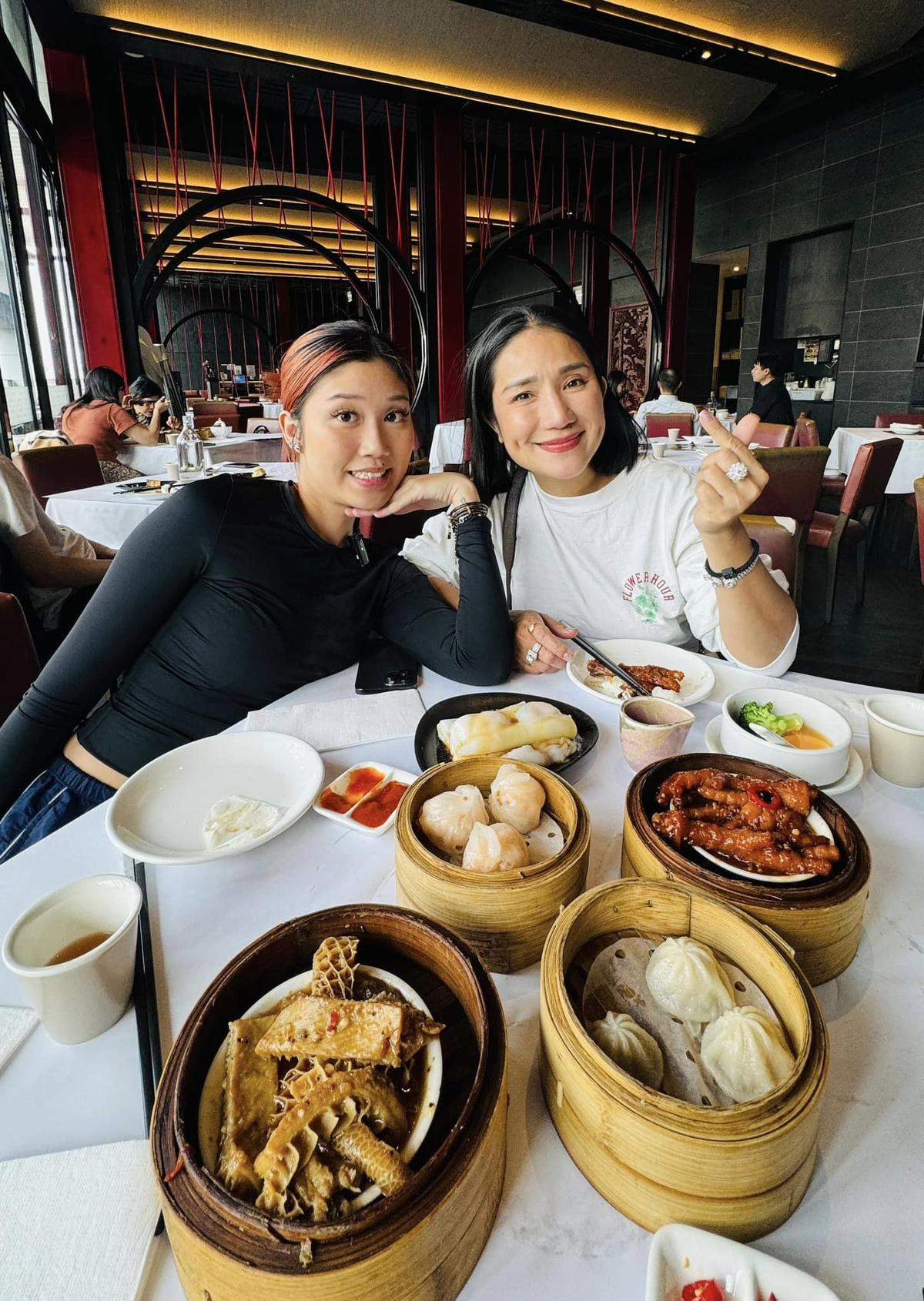 Có thể là hình ảnh về 2 người và dim sum