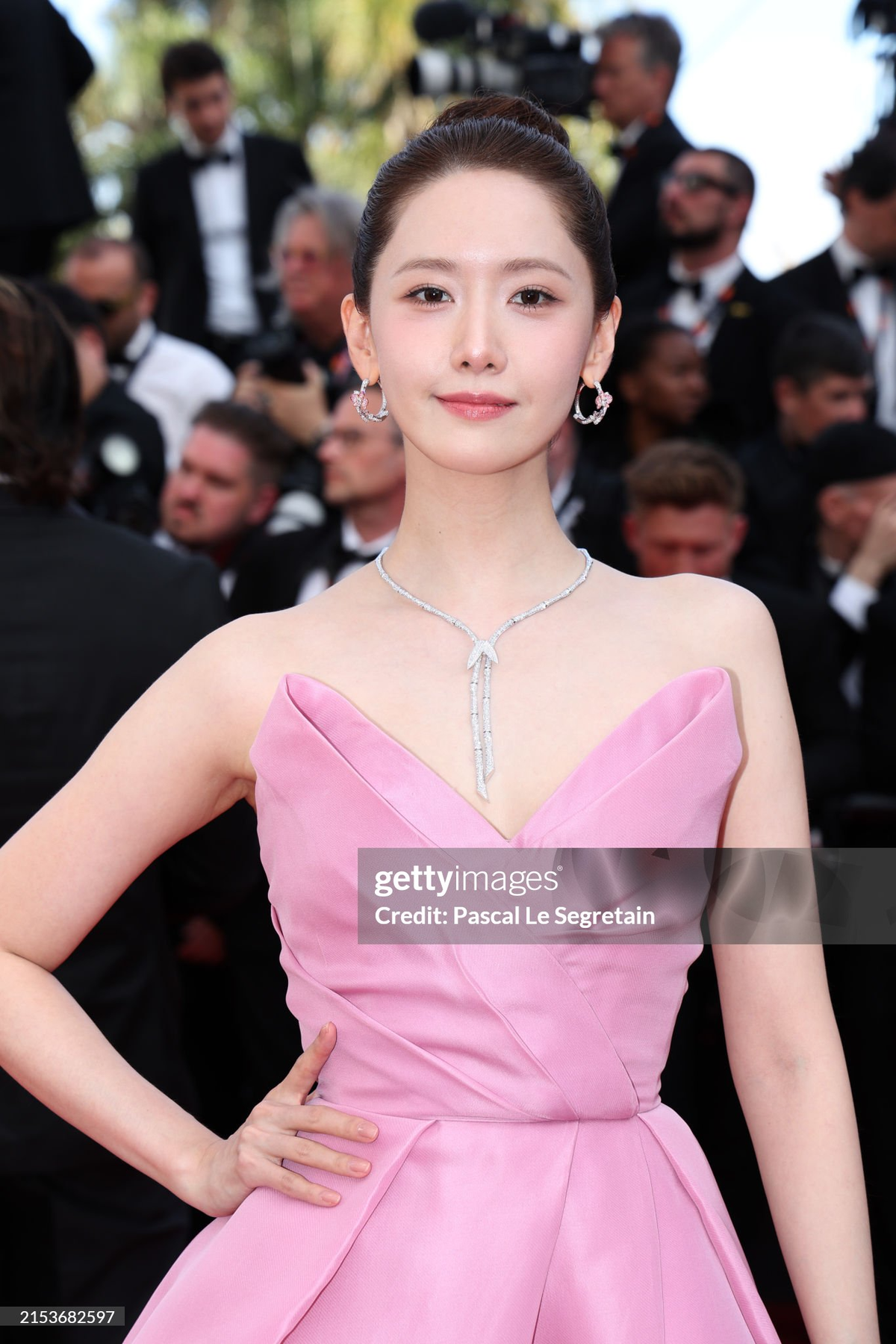 Thảm đỏ Cannes ngày 6: Han So Hee đẹp bất chấp sau ồn ào tình ái, Yoona trắng như tuyết Ảnh 3