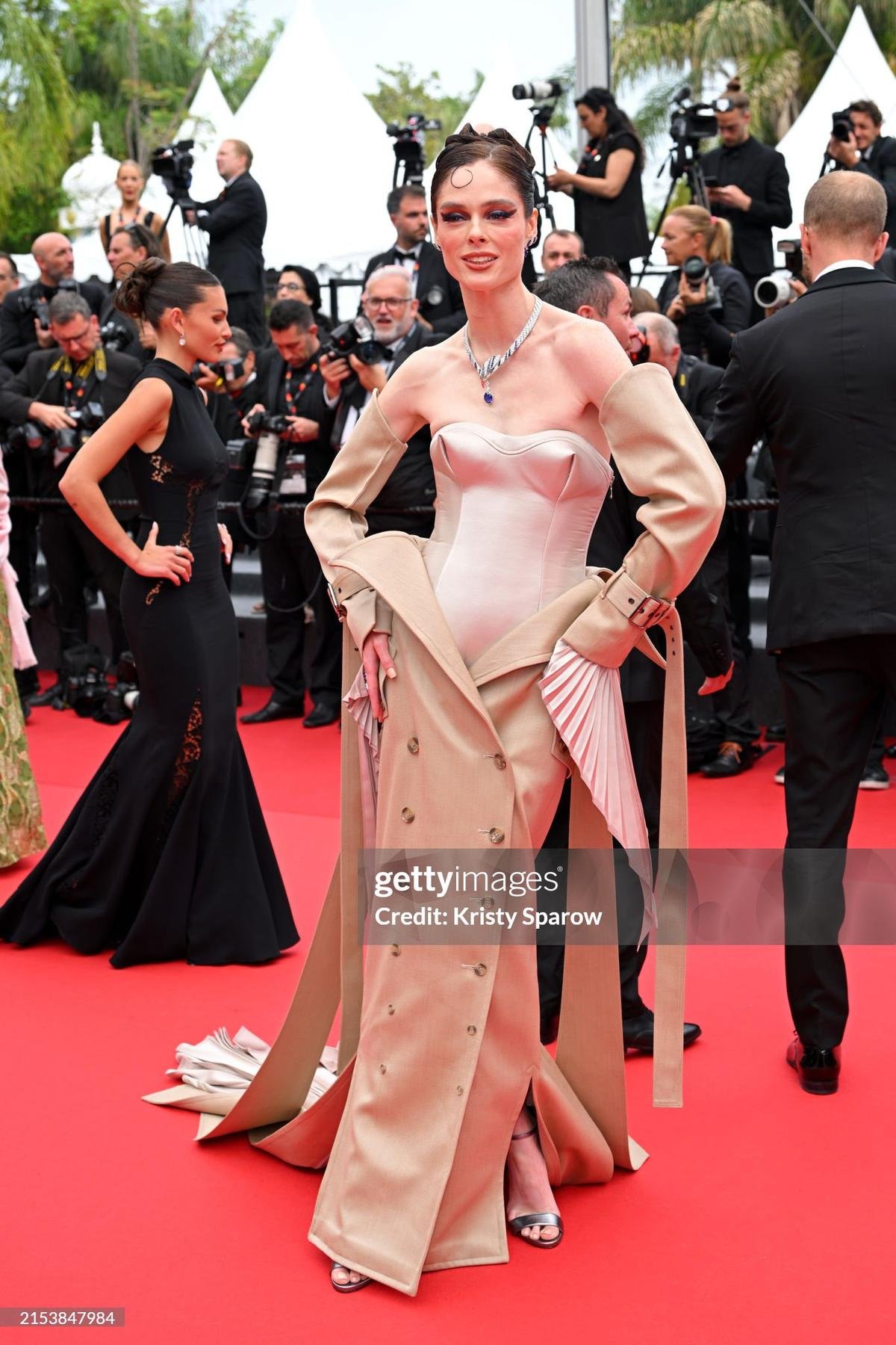 Thảm đỏ Cannes ngày 7: Miss Universe 2015 như quấn chăn lên người, Coco Rocha lộ dấu hiệu lão hoá Ảnh 1