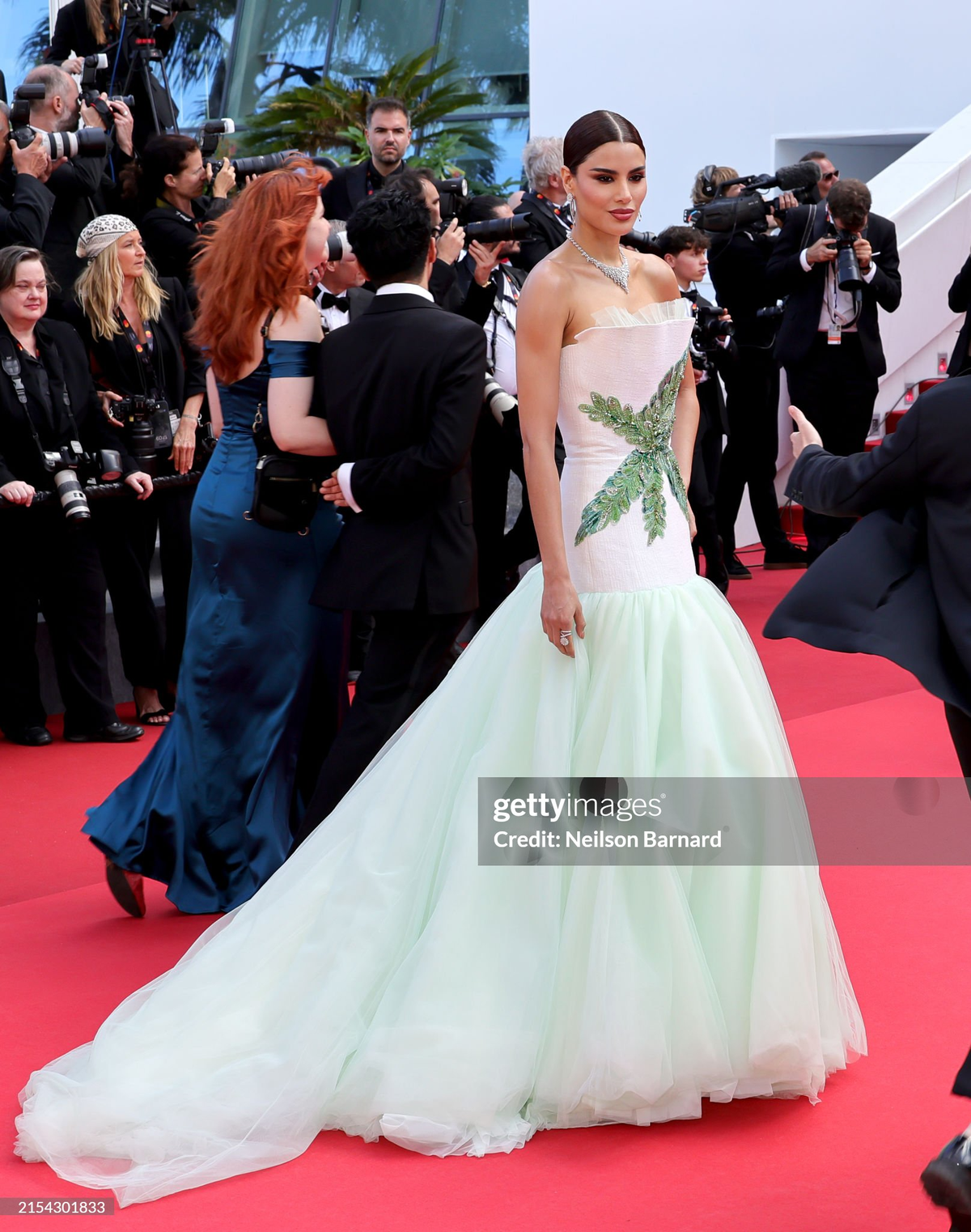 Thảm đỏ Cannes ngày 10: Bella Hadid xuất sắc đến từng đường nét, một cô gái mặc váy 'lồng chim' Ảnh 3