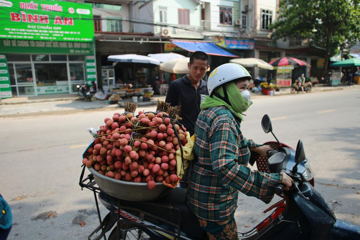 Chùm ảnh: Người dân Bắc Giang tất bật đi bán vải lúc sáng sớm Ảnh 9