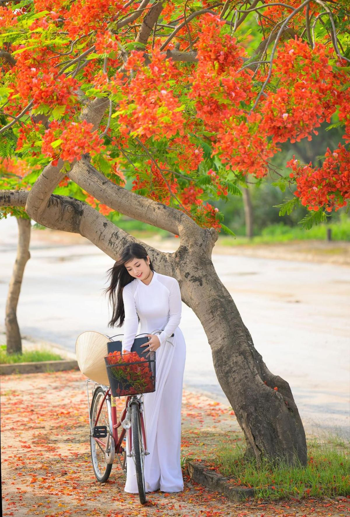 Lệ Quyên trẻ măng trong tà áo dài trắng, nhìn qua cứ ngỡ nữ sinh mới đi học về Ảnh 1